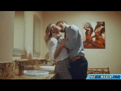 ❤️ 當一個豐滿的金發女郎在公共廁所引誘你時 色情 在 zh-tw.pornohdmega.ru ️❤